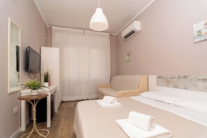 Desk, iron/ironing board, free WiFi, bed sheets - Ostello le Sirene  (Sorrento)