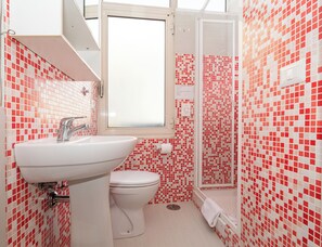 Douche, sèche-cheveux, savon, shampoing