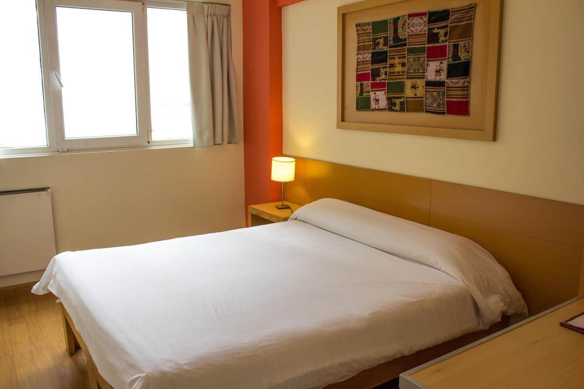 Soundproofing, free WiFi, bed sheets