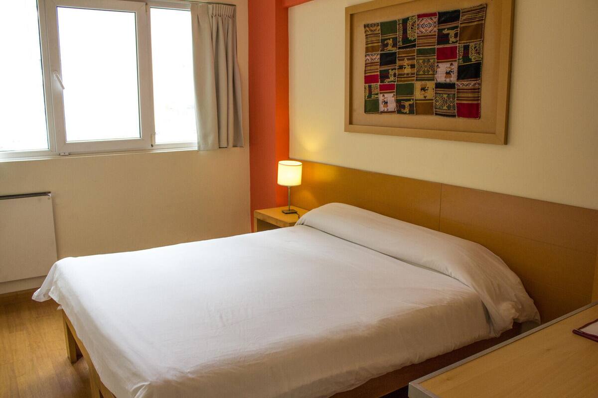 Quartos à prova de som, Wi-Fi de cortesia, roupa de cama