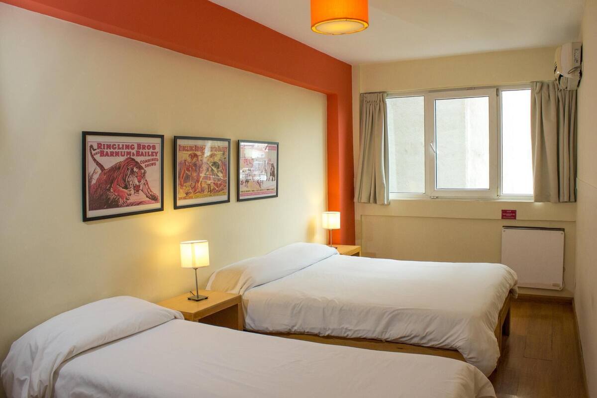 Quartos à prova de som, Wi-Fi de cortesia, roupa de cama