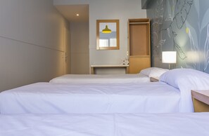 Triple Room | Soundproofing, free WiFi, bed sheets - Circus Hotel & Hostel (Buenos Aires)