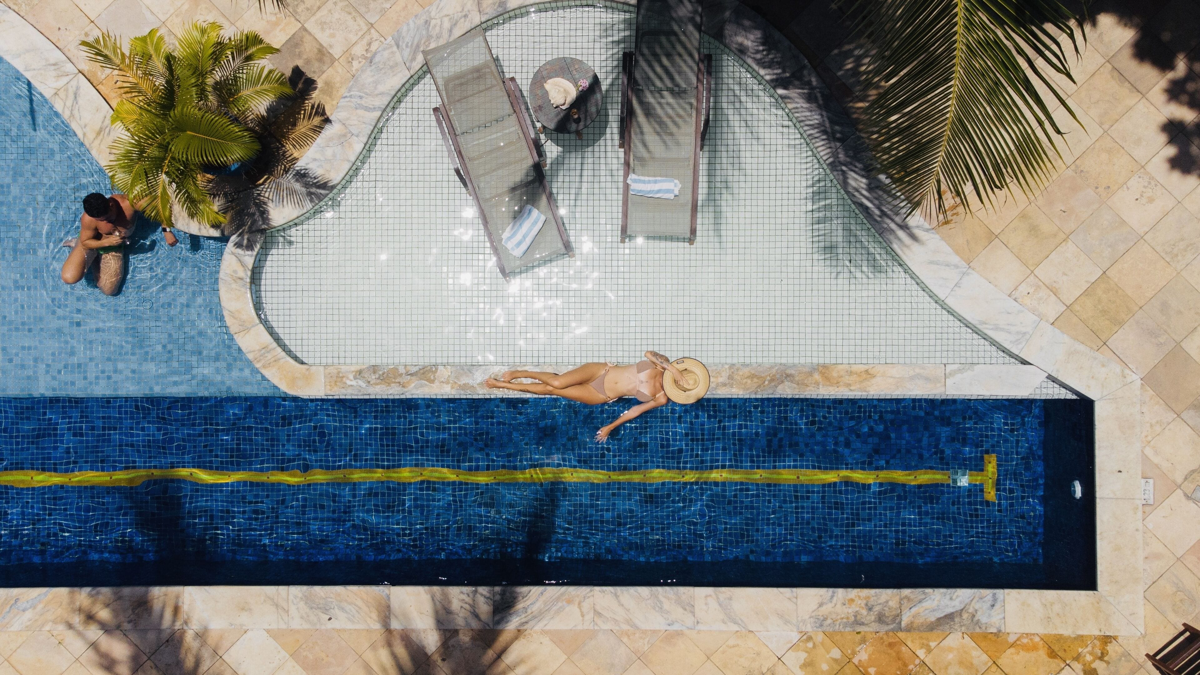 2 개의 야외 수영장, 수영장 파라솔, 일광욕 의자