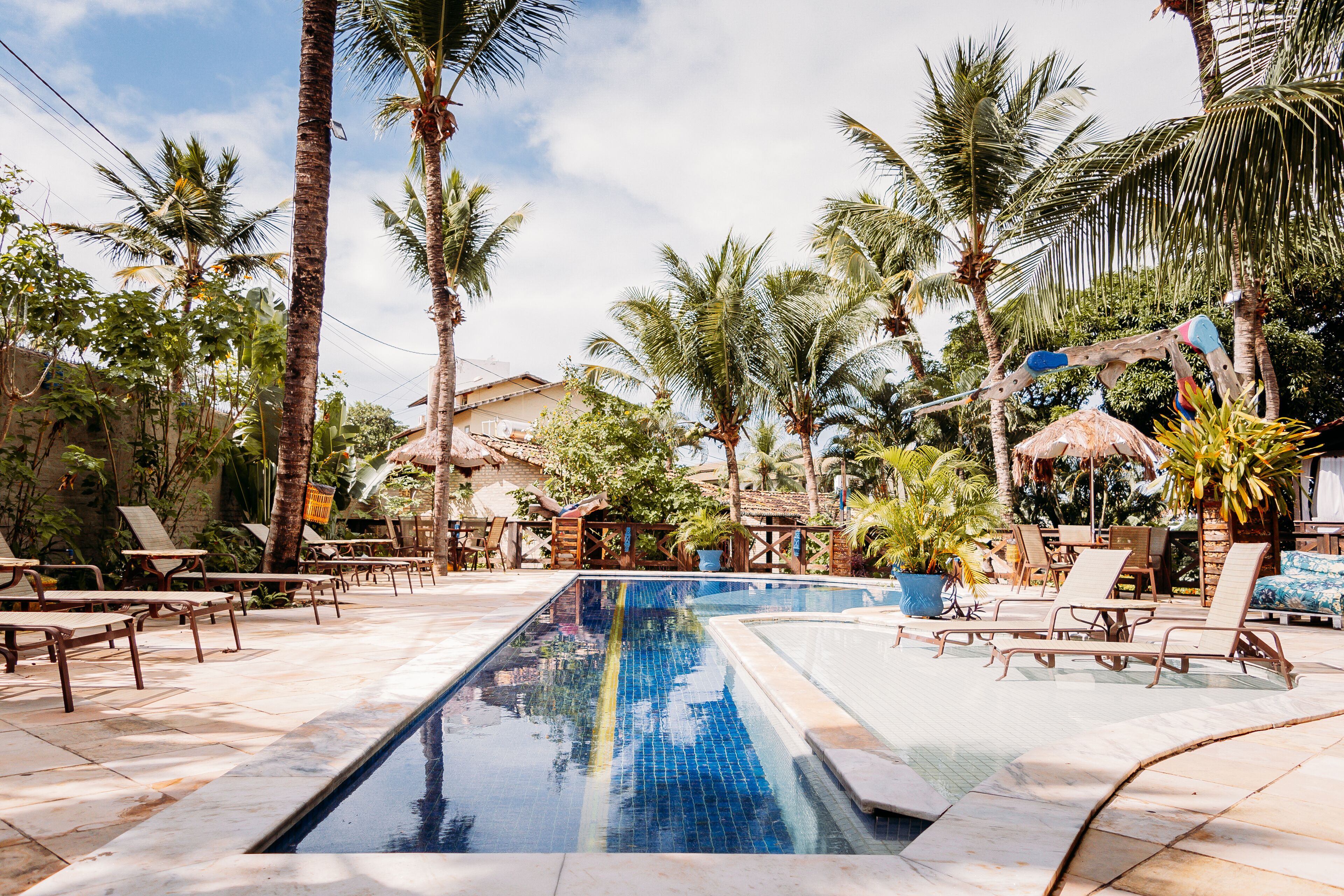 2 ulkouima-allasta, aurinkovarjoja, aurinkotuoleja