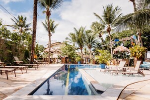 2 piscinas externas, guarda-sóis, espreguiçadeiras