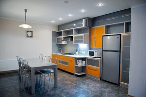 Full-size fridge, microwave - City Spring Apartments (Chisinau)
