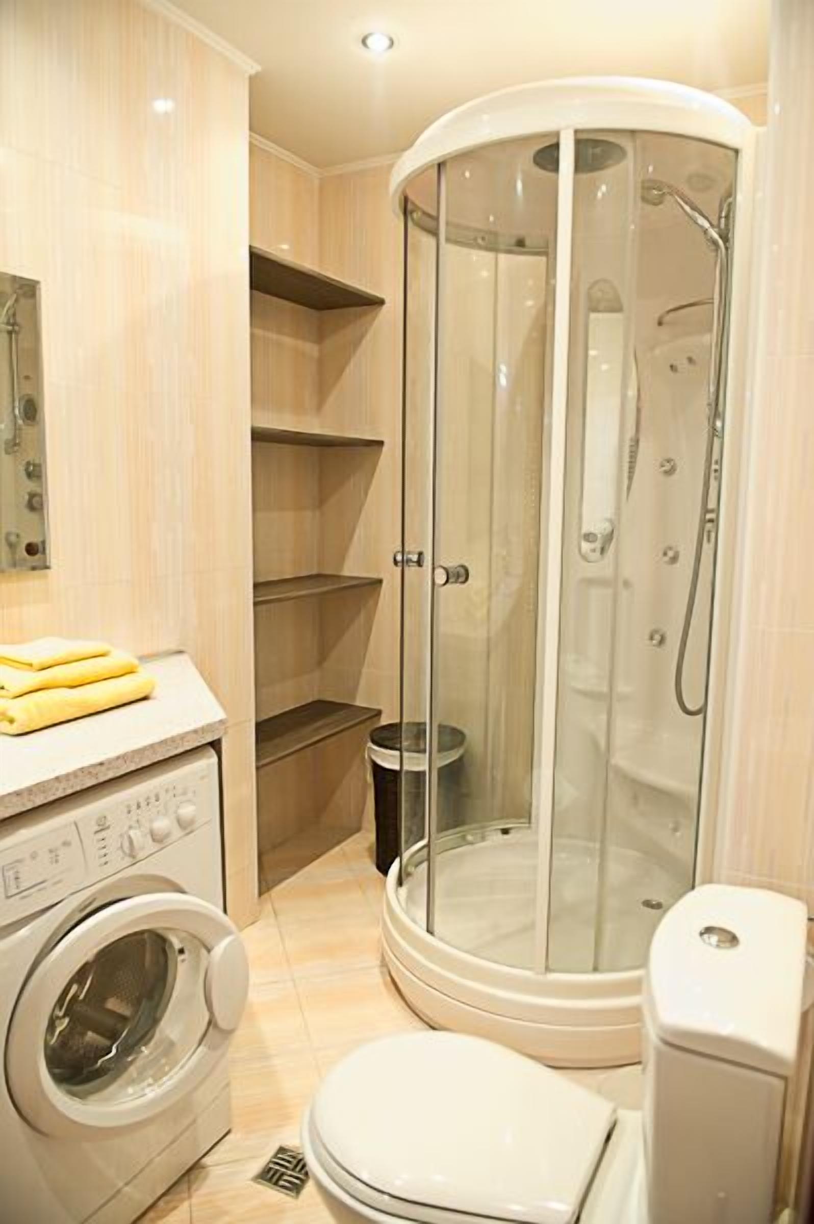 Standard Apartment, 1 Bedroom | Bathroom | Combined shower/tub, hair dryer, towels