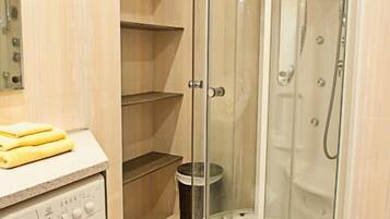 Standard Apartment, 1 Bedroom | Bathroom | Combined shower/tub, hair dryer, towels