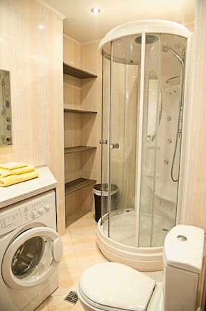 Standard Apartment, 1 Bedroom | Bathroom | Combined shower/tub, hair dryer, towels