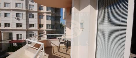 Standard Apartment, 2 Bedrooms | Balkoni