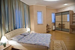 Standard-Apartment, 2 Schlafzimmer | Wohnbereich | Smart-TV, DVD-Player