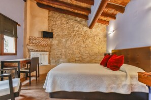 Standard Double Room | Down comforters, individually decorated, individually furnished, desk - La Grancha (La Fresneda)