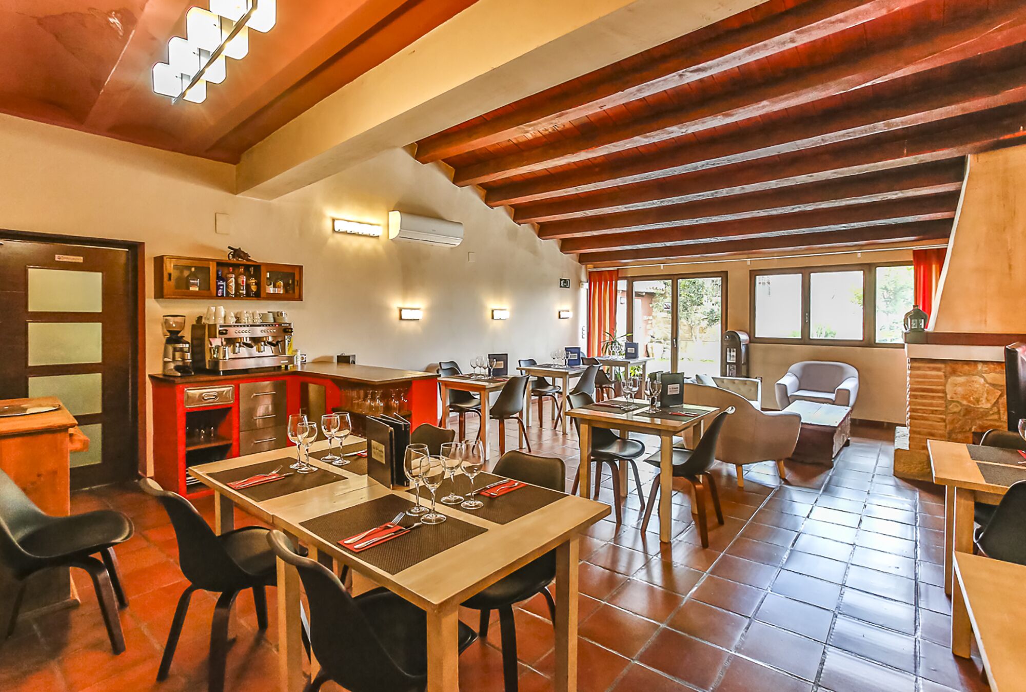 Serveert ontbijt, lunch, diner, lokale gerechten, tuinzicht 