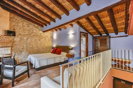 Cubrecamas, decoración personalizada, muebles diferentes y escritorio
