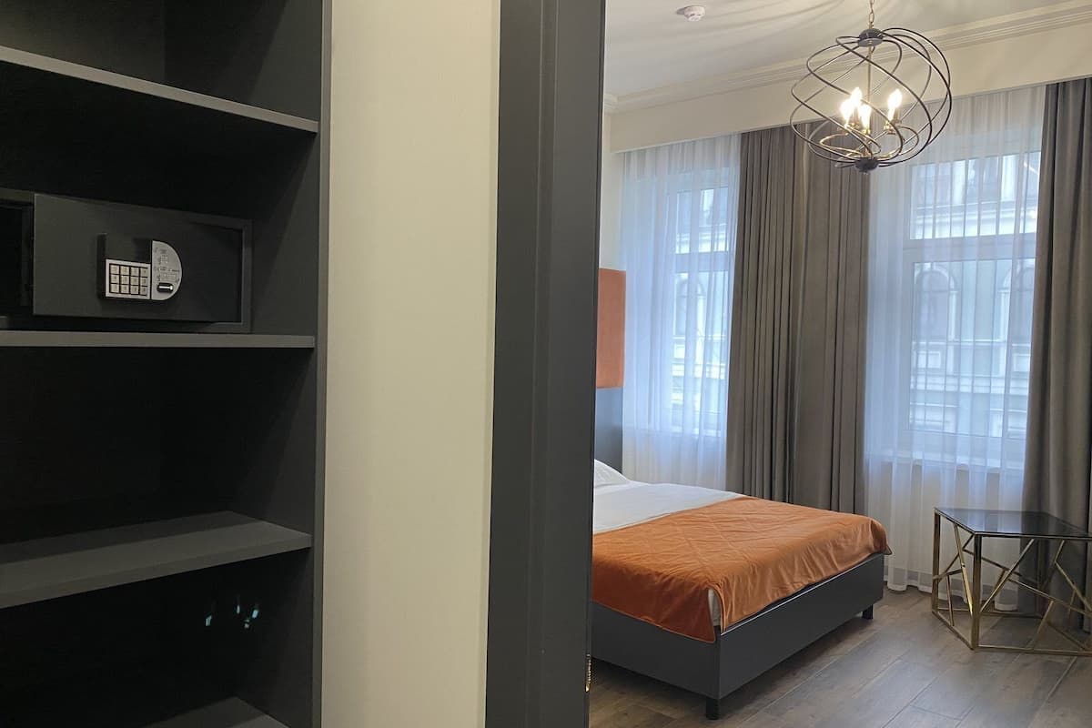 Habitación doble estándar | 1 habitación, caja de seguridad en la habitación y muebles diferentes