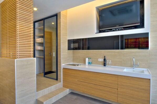 Luxury Studio with Spa Bath and Sauna | Caja fuerte y mobiliario individual