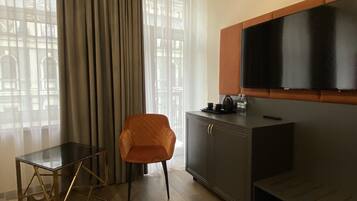 Habitación doble Confort, 1 cama King size | Caja de seguridad en la habitación y muebles diferentes