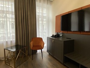 Habitación Confort doble, 1 cama de matrimonio grande | Caja fuerte y mobiliario individual