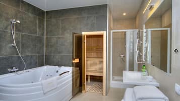 Suite estudio exclusiva | Caja de seguridad en la habitación y muebles diferentes