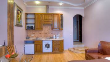Studio Apartment with Spa Bath | Private kitchen | Fridge, cookware/dishes/utensils