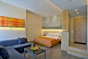 Luxury Studio with Spa Bath and Sauna | Caja fuerte y mobiliario individual