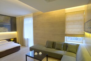 Luxury Studio with Spa Bath and Sauna | Caja fuerte y mobiliario individual