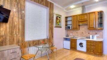 Estudio estándar, hidromasaje | 1 habitación, caja de seguridad en la habitación y muebles diferentes