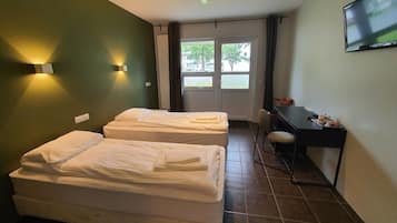 Muebles diferentes, escritorio, cunas gratuitas y wifi gratis