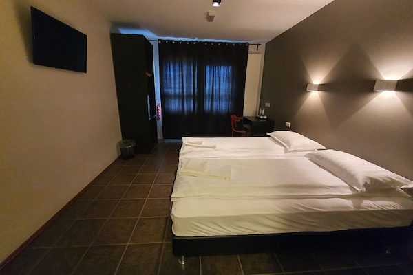 Double Room, Annex Building | Dilengkapkan perabot secara berasingan, meja, katil bayi/kot (percuma)
