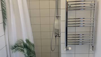 Een douche, handdoeken