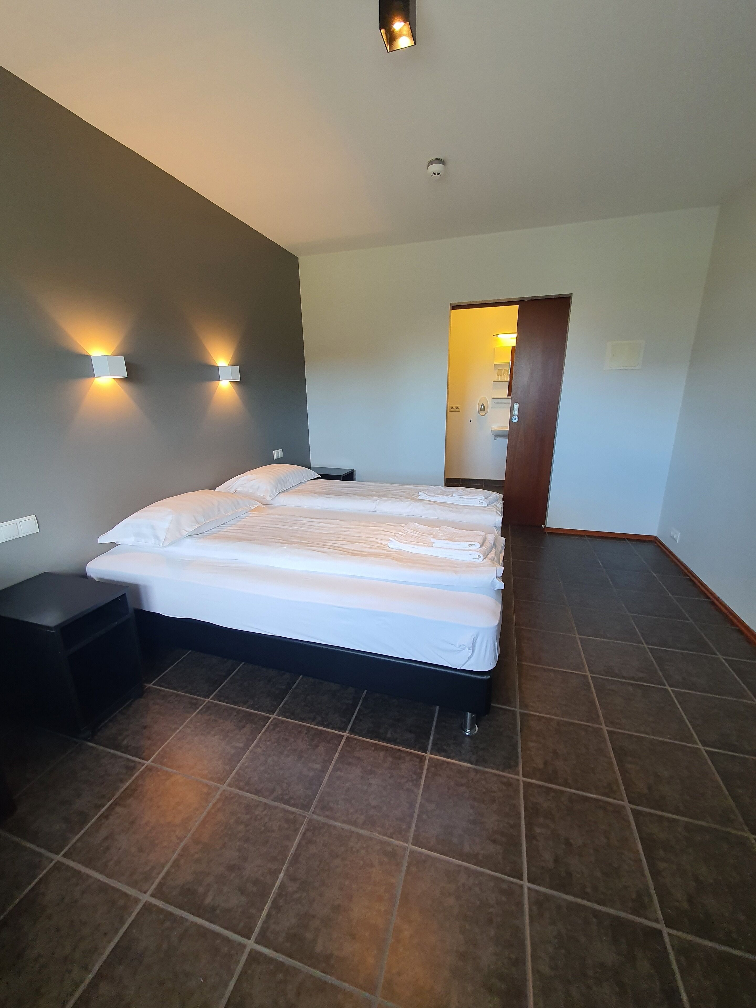 Tweepersoonskamer, bijgebouw | Individueel gemeubileerd, een bureau, gratis babybedden, gratis wifi