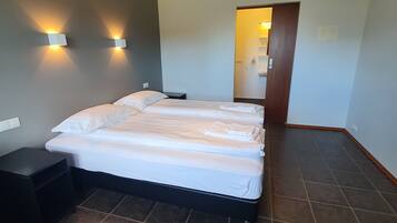 Quarto casal, em edifício anexo | Individualmente mobiliados, escrivaninha, berços grátis