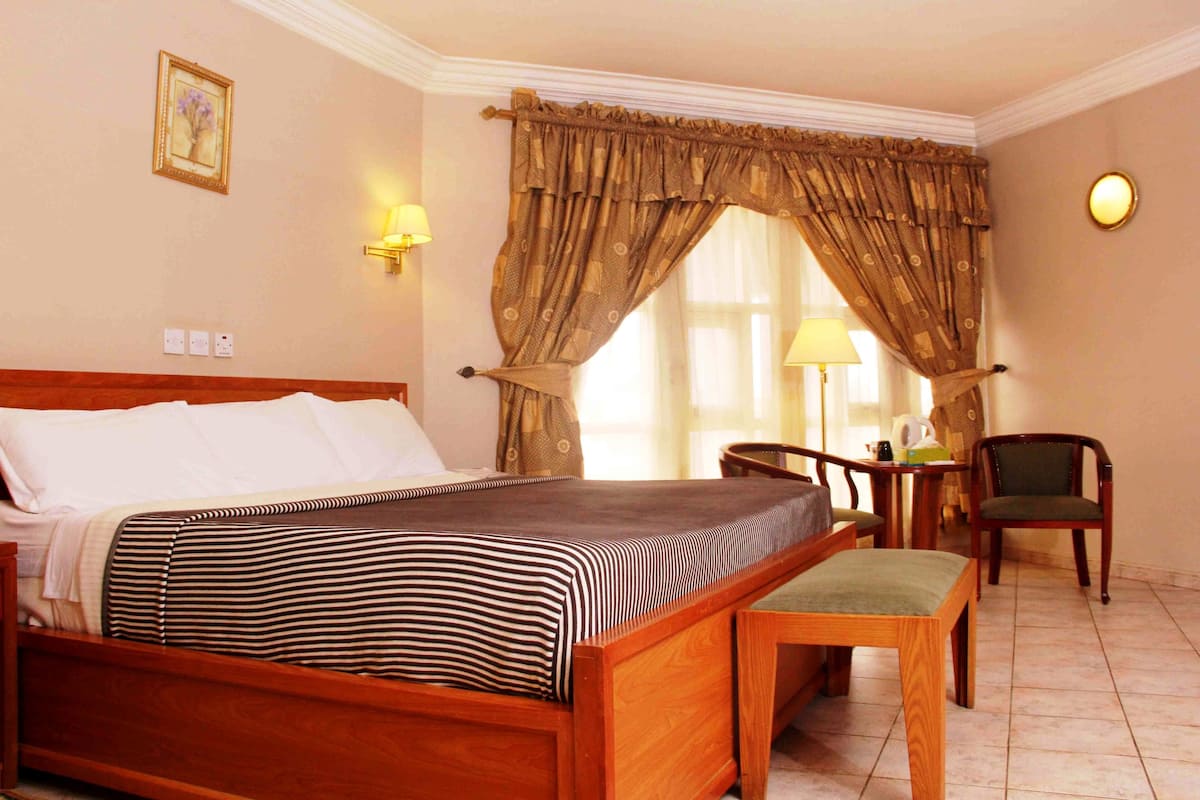 business suite | premium bedding, down duvets, in-room safe, desk