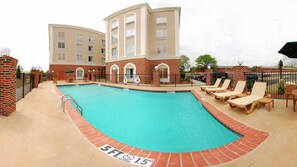 Seasonal outdoor pool - Comfort Suites Flowood - Jackson Airport (must meet transportation requirement) (Flowood)