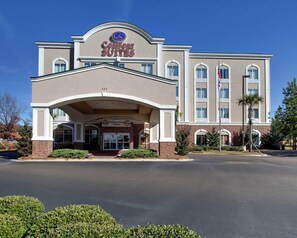 A Comfort Suites hotel with a prominent entrance, a brick facade, and a clear blue sky. - Comfort Suites Flowood - Jackson Airport (must meet transportation requirement) (Flowood)