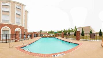 Kauden mukainen ulkouima-allas