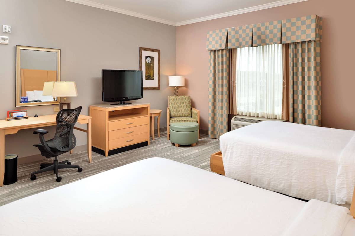 Standard Room, 2 Queen Beds, Accessible, Bathtub (mobility & hearing) | أغطية فراش متميزة وأسرّة بطبقة علوية مريحة وخزنة داخل الغرفة