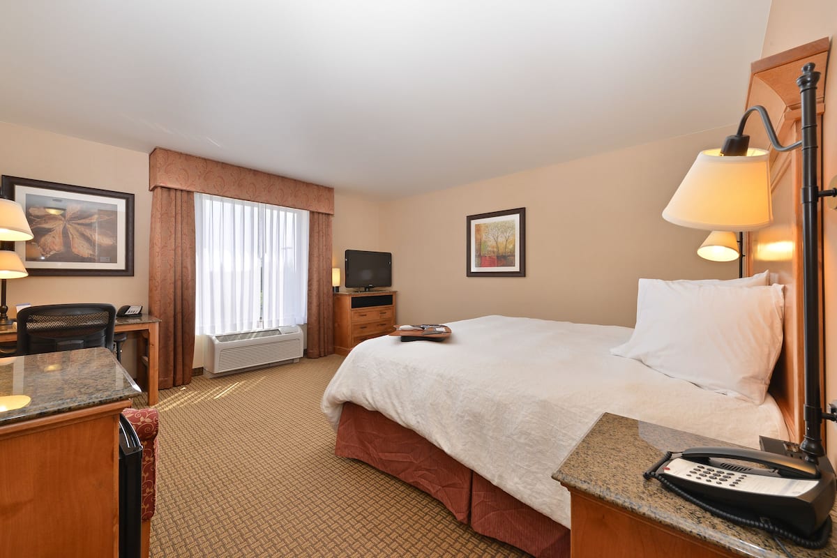 Premium bedding, down comforters, in-room safe, blackout drapes