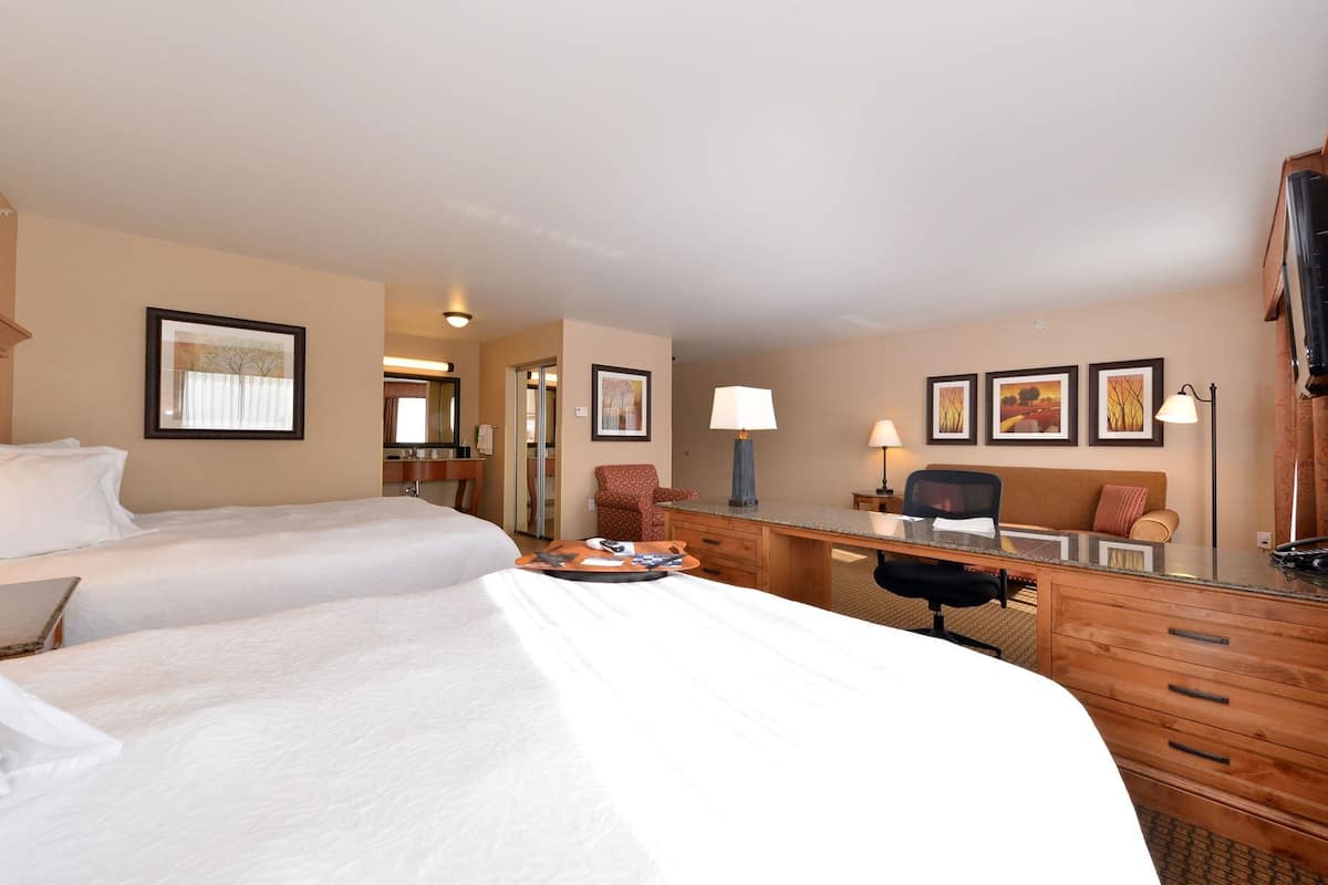 Premium bedding, down comforters, in-room safe, blackout drapes