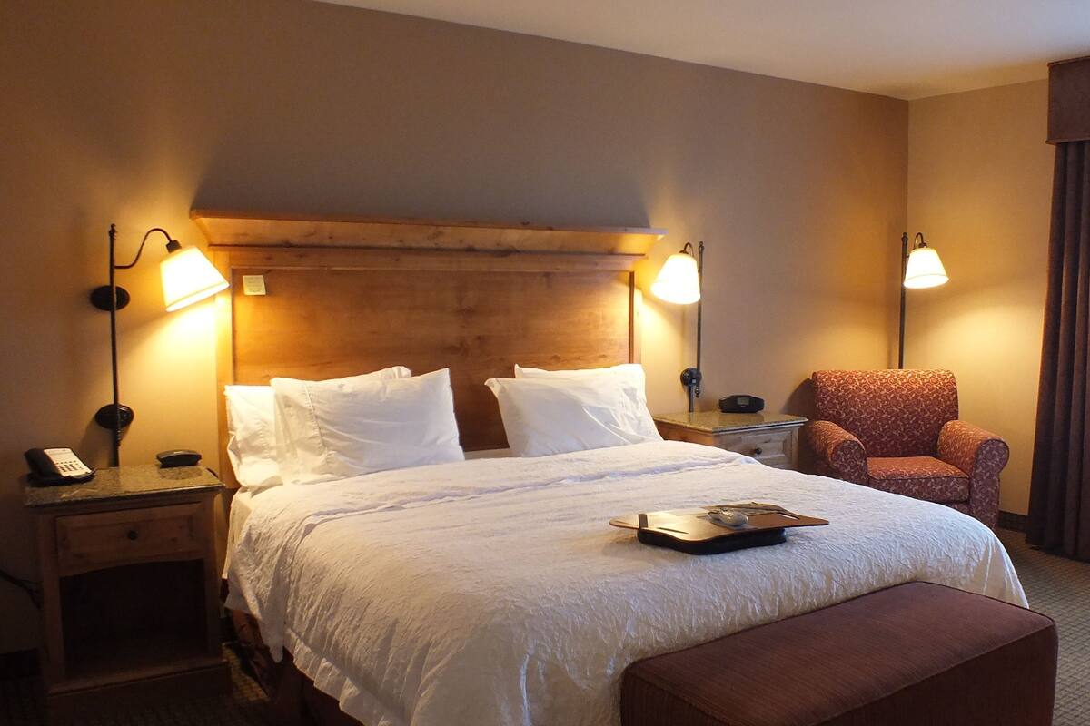 Premium bedding, down comforters, in-room safe, blackout drapes