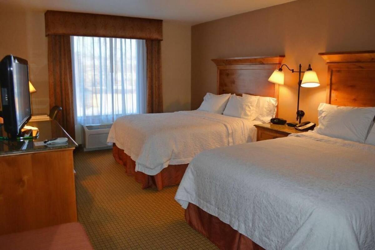 Premium bedding, down comforters, in-room safe, blackout drapes