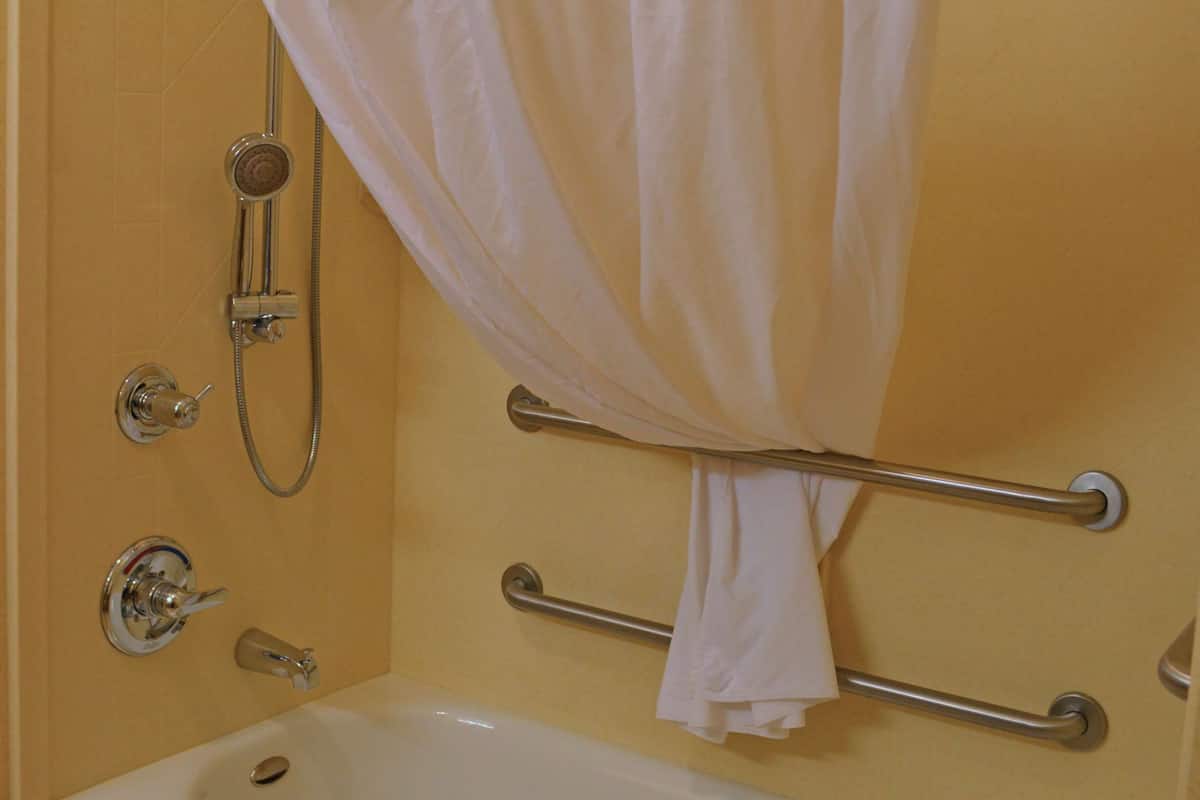 Combined shower/tub, free toiletries, hair dryer, towels