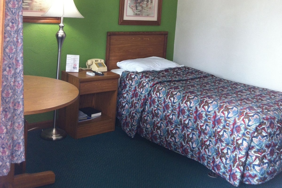 Comfort Double Room, 2 Bedrooms, Kitchenette | Meja, langsir/tirai gelap terus, seterika/papan seterika