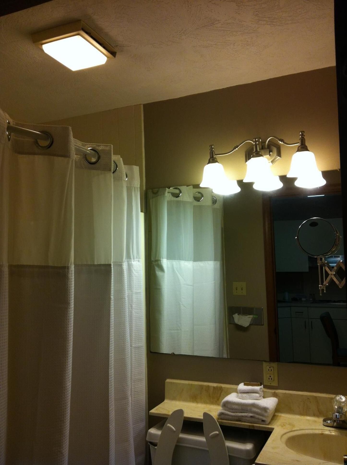 Combined shower/tub, free toiletries, hair dryer, towels