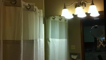 Combined shower/tub, free toiletries, hair dryer, towels