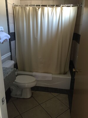 Combined shower/bathtub, deep-soaking bathtub, hair dryer, towels - La Bonita Inn Motel (Long Beach)