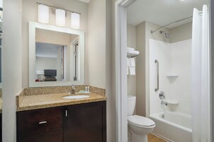 Bañera con ducha, artículos de tocador gratuitos, secador de pelo