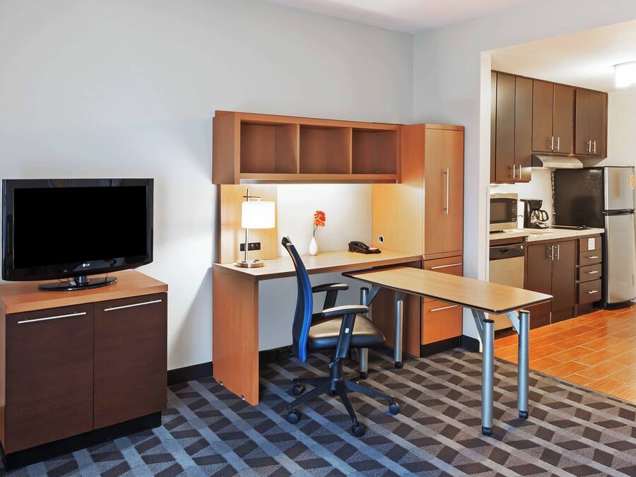 Colchones con pillow-top, escritorio y cortinas blackout