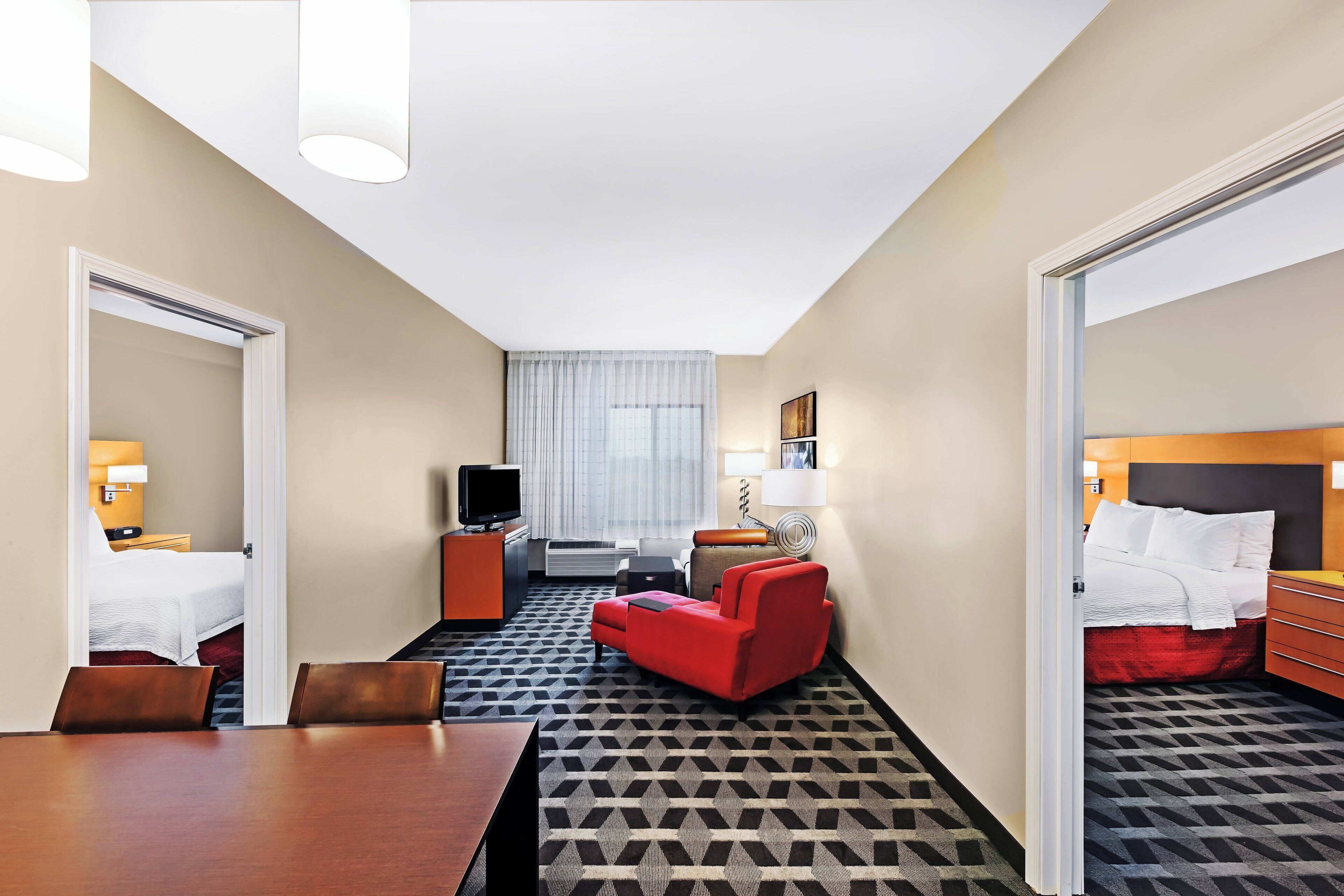 Κρεβάτια με ανώστρωμα, γραφείο, κουρτίνες συσκότισης, σίδερο/σιδερώστρα 