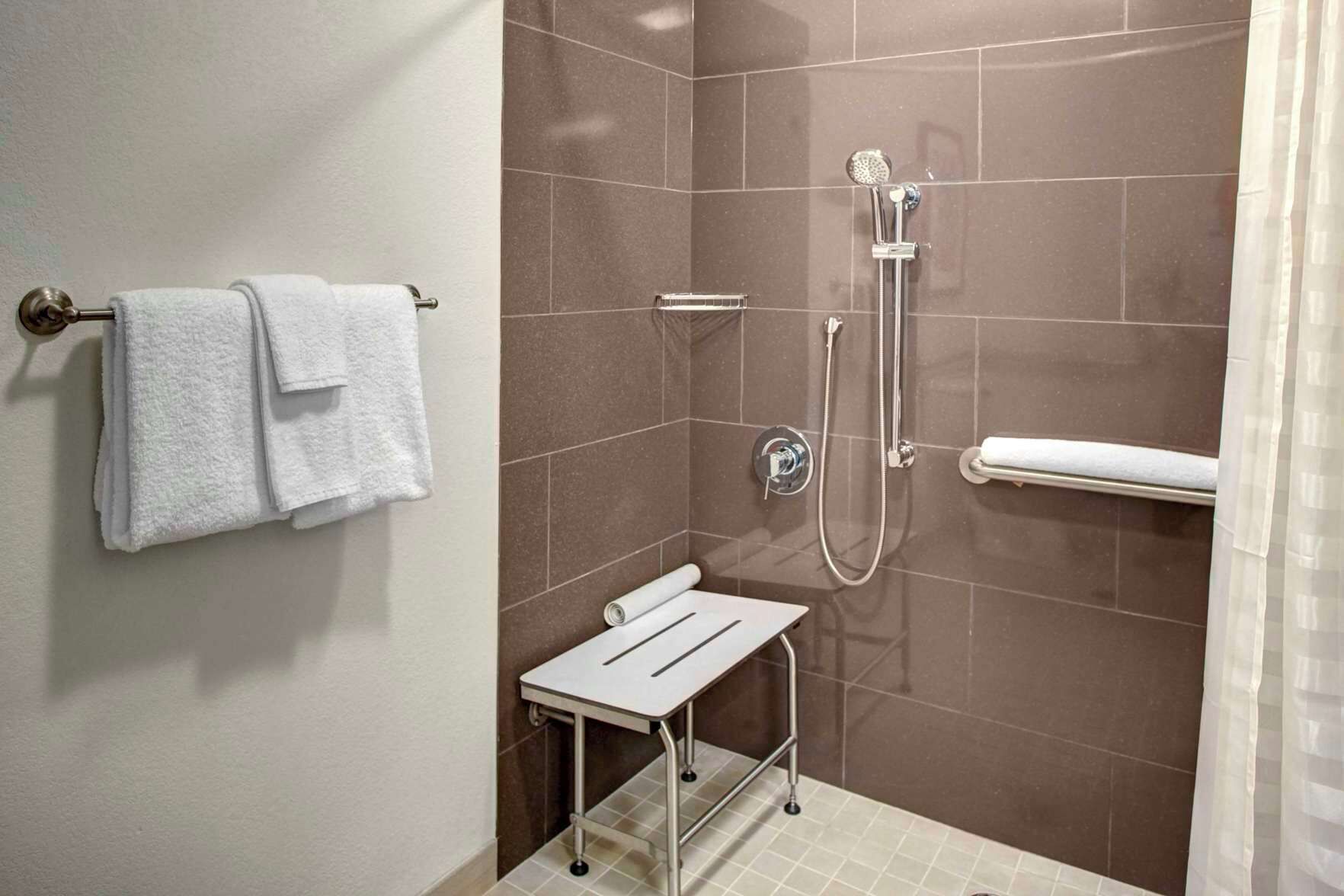 Bathroom | Combined shower/tub, designer toiletries, hair dryer, towels